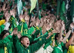 竞技大赛!球员表现出色引发球迷热议怎么写